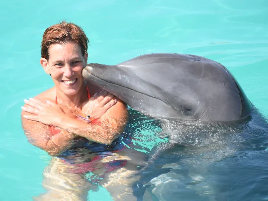 Manuela Lutz con un delfín en el agua